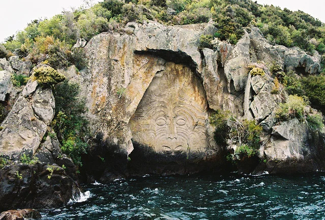 Tallados rocosos maoríes de la bahía de Mine