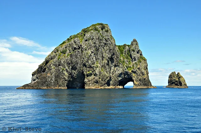Cabo Brett y Agujero en la Roca