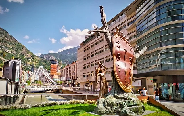 La Nobleza del Tiempo (Escultura del Reloj Derretido)