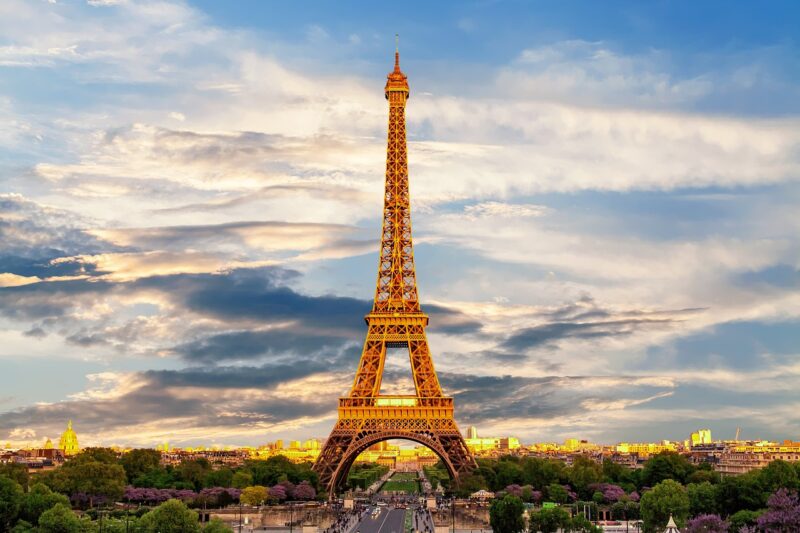 Golden-hour view of the Eiffel Tower with Seine River and passing boats