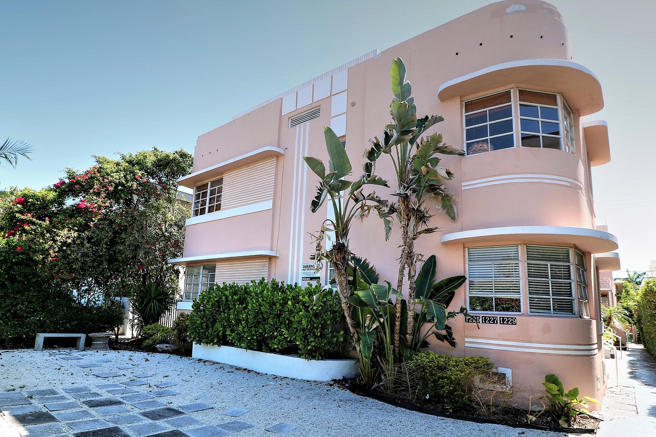 Retro-cool pastel facades and swaying palms define South Beach — a vibrant, sun-drenched highlight among must-visit places in the USA Pastel-colored Art Deco buildings on South Beach with palm trees and blue sky