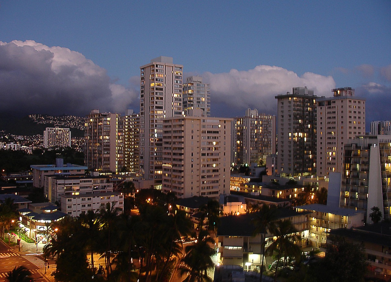 Postcard-perfect Waikīkī shoreline framed by volcanic headland — a tropical jewel among must-visit places in the USA Turquoise ocean waves breaking on white-sand beach with palm trees and Diamond Head in background