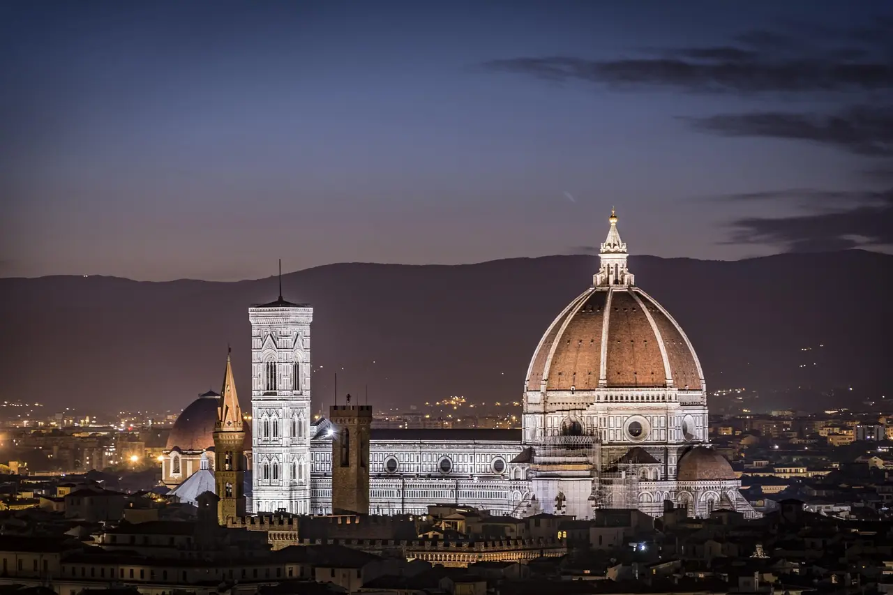 La majestuosa cúpula del Duomo de Florencia iluminada por los primeros rayos del sol, un ícono entre los lugares que ver en Italia. Cúpula del Duomo de Florencia al amanecer