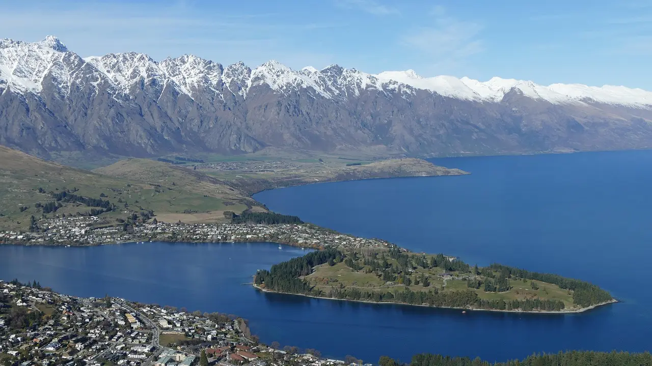 Lago Wakatipu con montañas al fondo en Queenstown