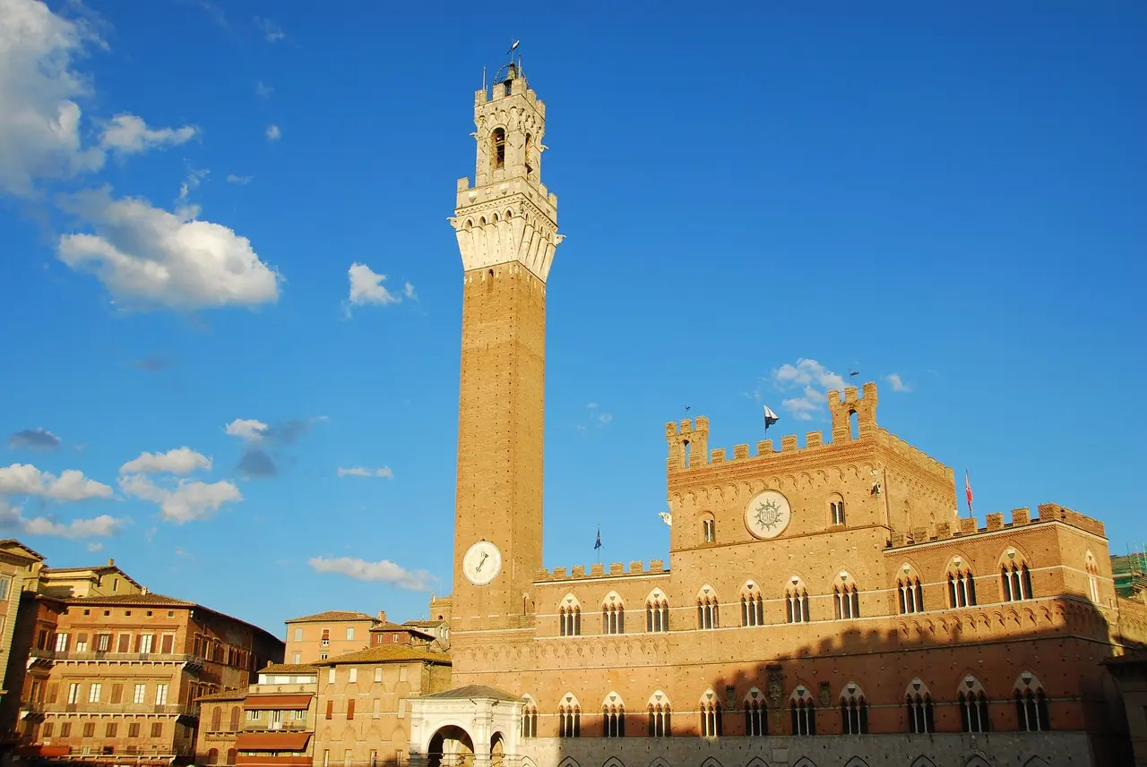 La icónica Plaza del Campo en Siena, corazón de la ciudad medieval y sede del famoso Palio, es un lugar esencial que ver en Italia. Plaza del Campo en Siena con edificios medievales