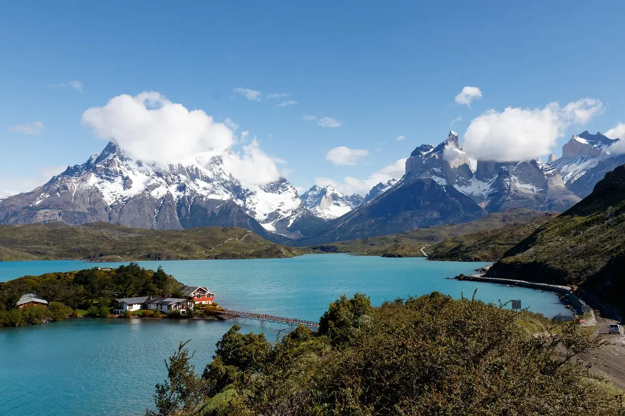 Torres del Paine con lagos y montañas nevadas al fondo