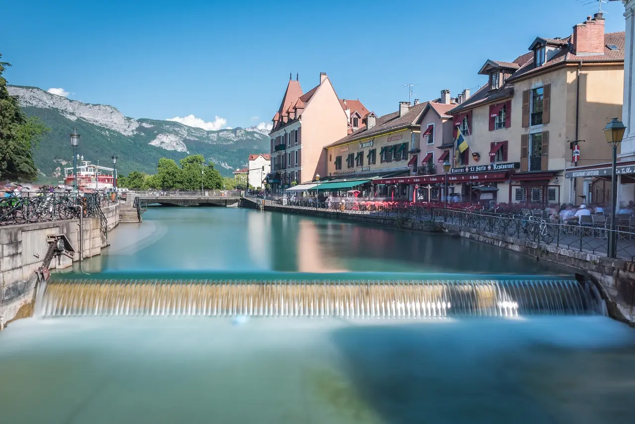 Encantador canal fluvial en el centro histórico de Annecy, Francia Canal con flores y casas coloridas en Annecy