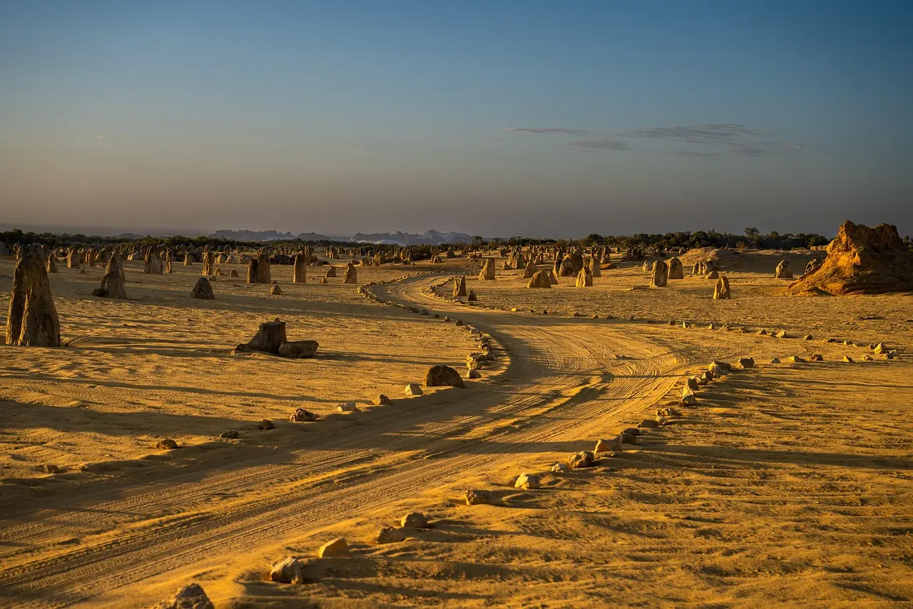 Formaciones calizas de los Pinnacles en el Parque Nacional Nambung, Australia Occidental Formaciones rocosas de los Pinnacles en el desierto