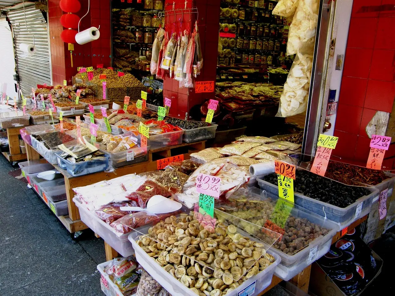 Calle típica del Barrio Chino de Singapur decorada con faroles rojos y tiendas tradicionales Calle colorida en Chinatown con faroles rojos