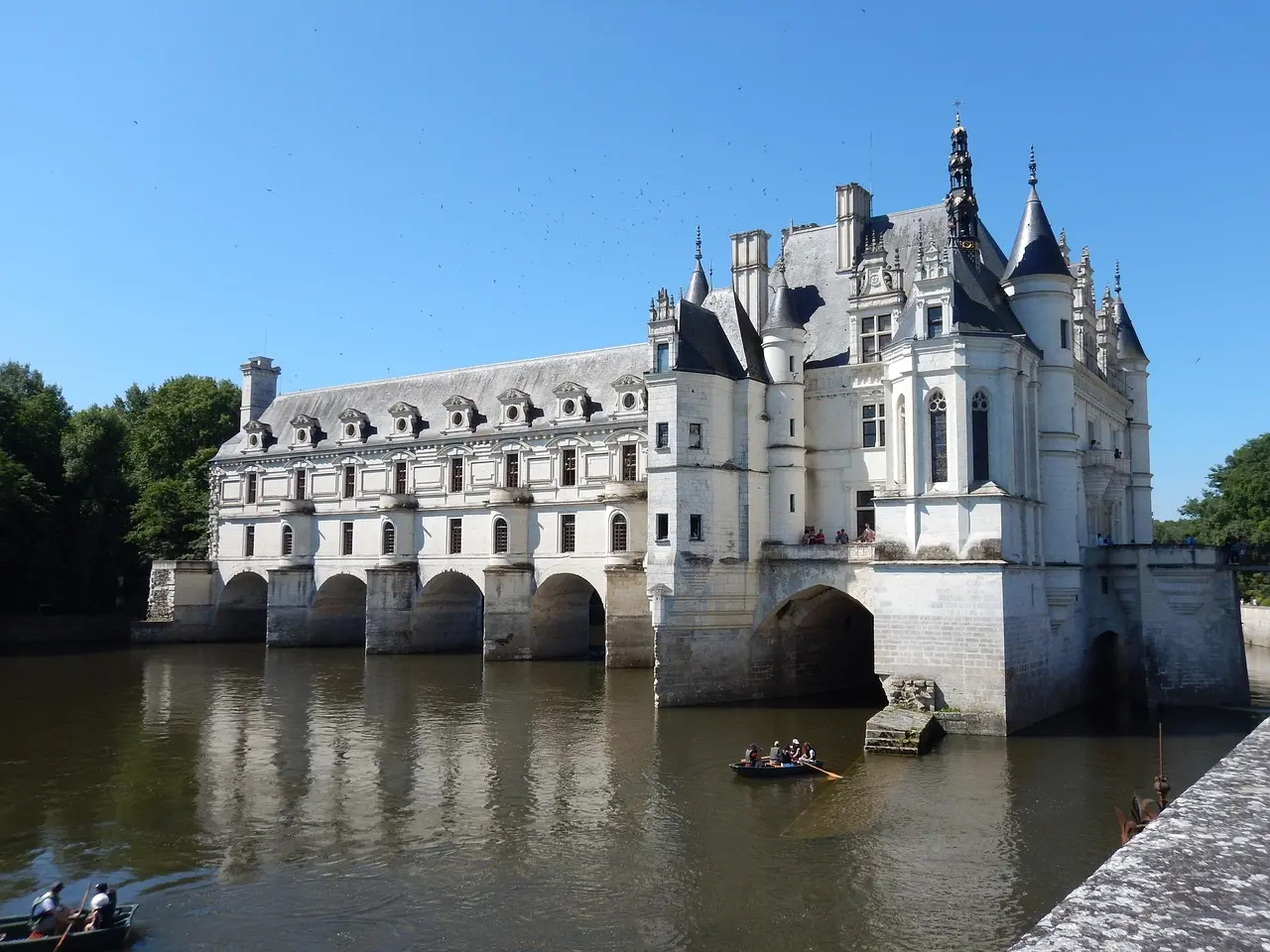 El Castillo de Chenonceau cruzando el río Cher en el valle del Loira Castillo de Chenonceau sobre el río Cher