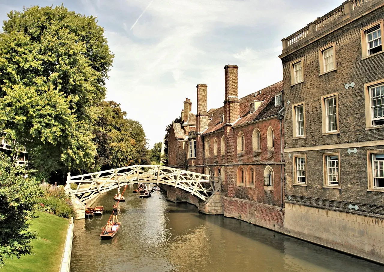 Punting en el río Cam frente a los edificios históricos de la Universidad de Cambridge Barcas tradicionales navegando por el río Cam en Cambridge