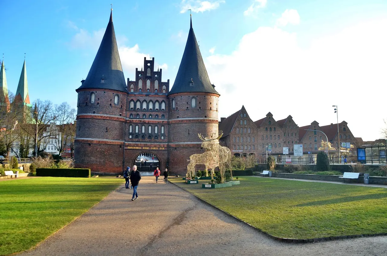 La histórica Puerta Holstentor en Lübeck, símbolo de la Liga Hanseática Puerta Holstentor de Lübeck al atardecer