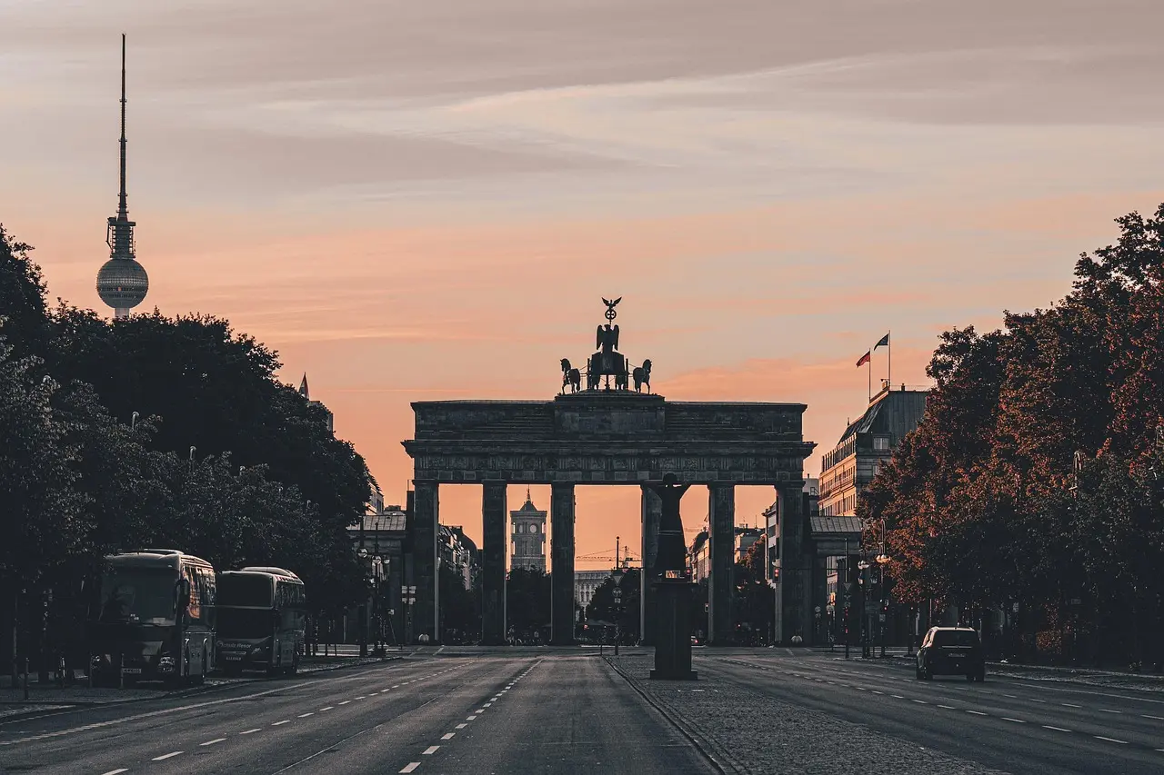 La icónica Puerta de Brandeburgo en Berlín durante el atardecer Puerta de Brandeburgo iluminada al atardecer en Berlín