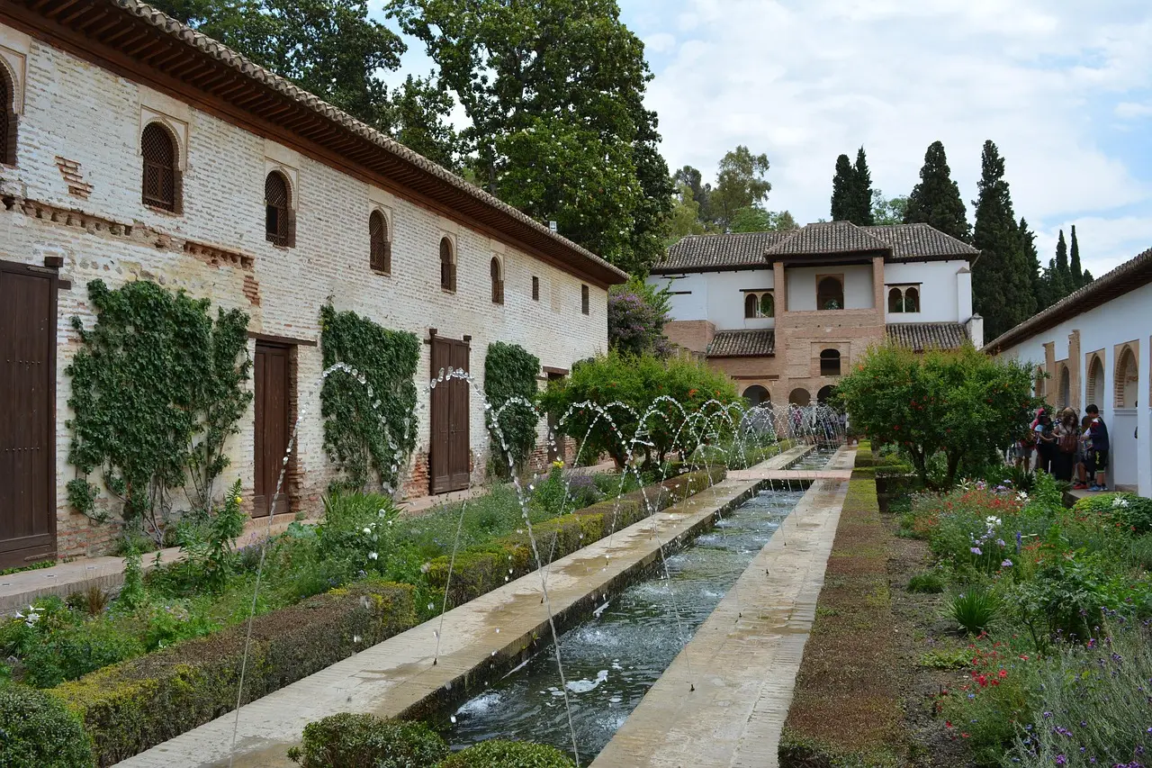 El icónico Patio de los Leones en la Alhambra de Granada, ejemplo supremo del arte islámico en España Patio de los Leones en la Alhambra de Granada