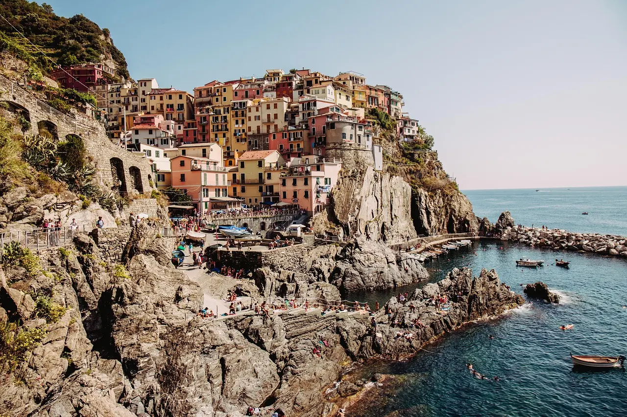 Casas coloridas en acantilado de Cinque Terre con mar azul
