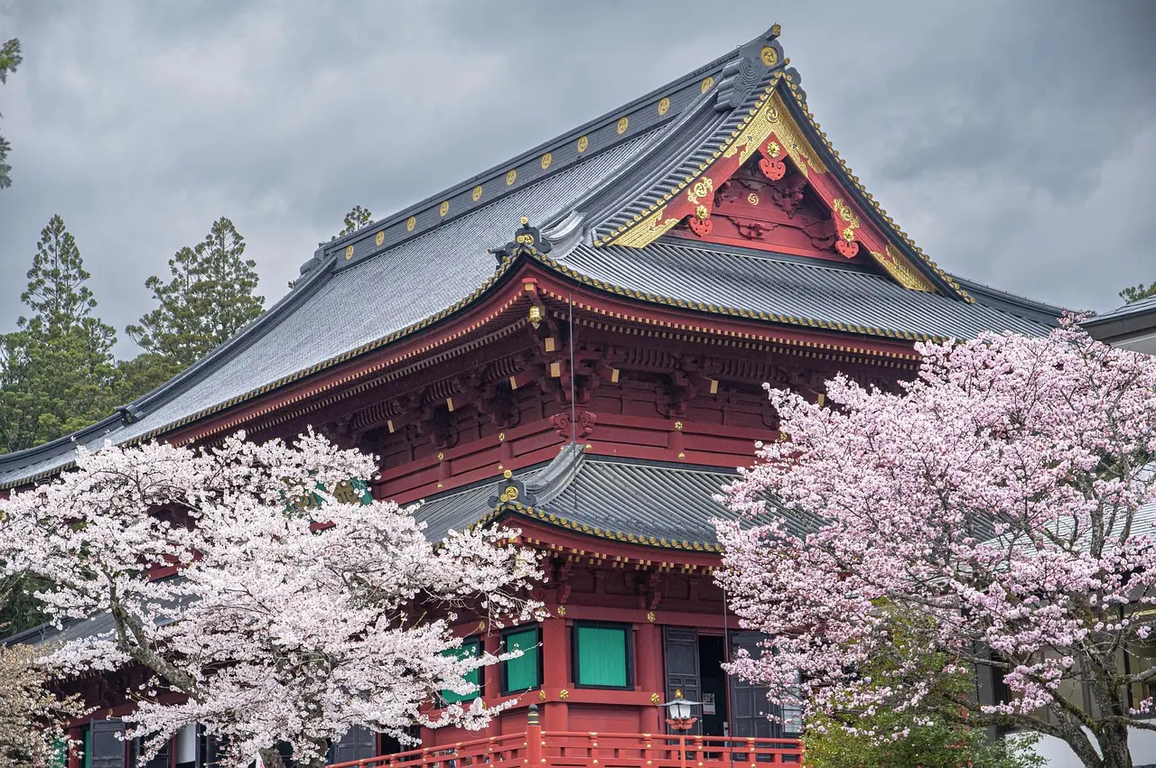 Detalles ornamentales del santuario Toshogu en Nikko, Japón, un ejemplo magistral de arte religioso Santuario Toshogu en Nikko con detalles dorados y rojos