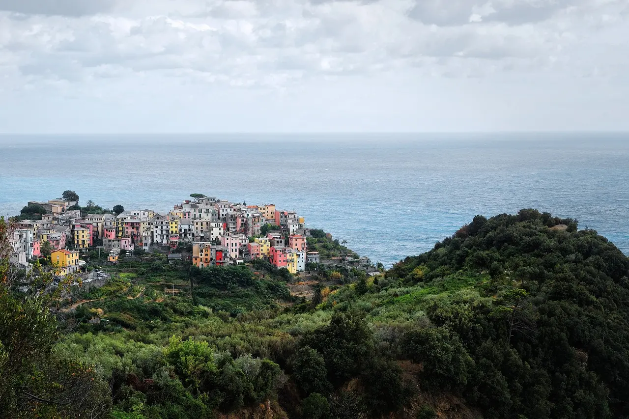 El encantador pueblo de Vernazza en Cinque Terre, con sus fachadas vibrantes y el mar Mediterráneo, es una de las postales más bellas que ver en Italia. Pueblo de Vernazza con casas coloridas y mar