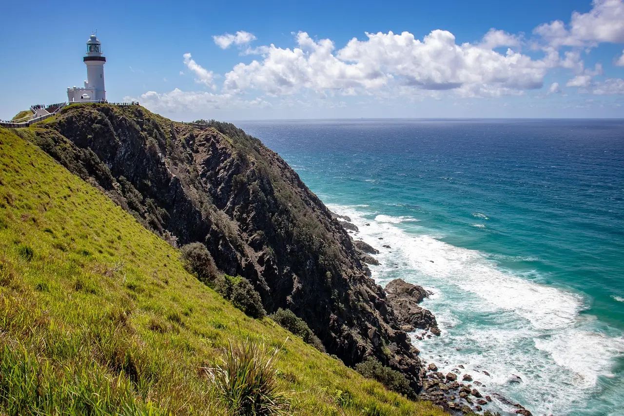 Faro de Byron Bay con vistas panorámicas al Océano Pacífico en Australia Faro de Byron Bay con océano azul al fondo
