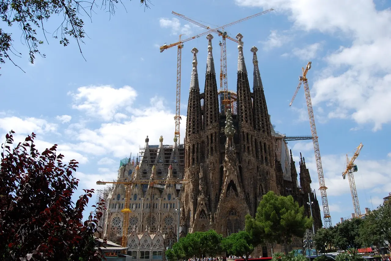 Vista impresionante de la Sagrada Familia en Barcelona durante el atardecer, mostrando los detalles arquitectónicos de Antoni Gaudí Fachada de la Sagrada Familia iluminada al atardecer
