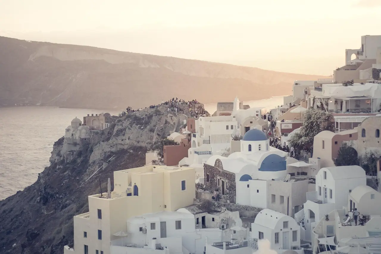 Atardecer en Santorini con casas blancas y cúpulas azules