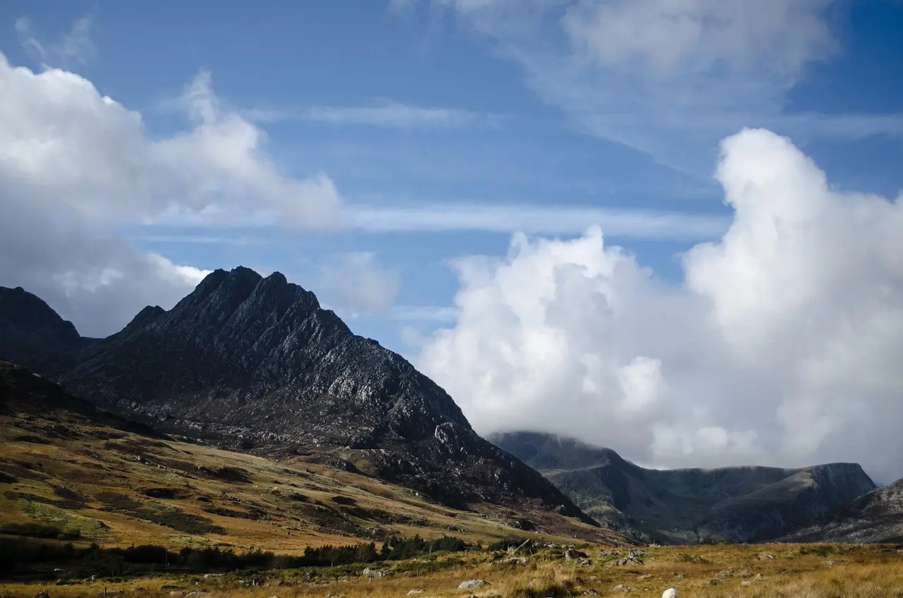 Vista panorámica del Monte Snowdon en Gales, envuelto en niebla matutina Monte Snowdon cubierto de niebla con paisaje montañoso