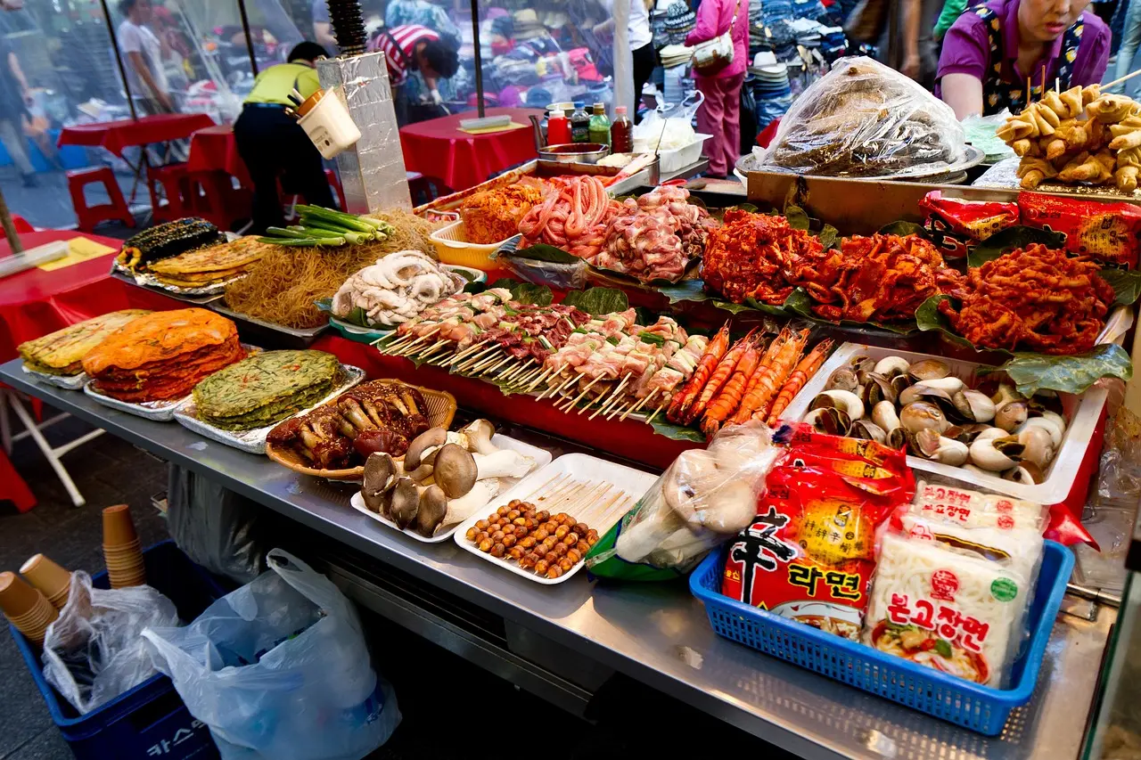 Coloridos puestos de comida callejera en el histórico mercado de Namdaemun en Seúl Puestos de comida en el mercado de Namdaemun