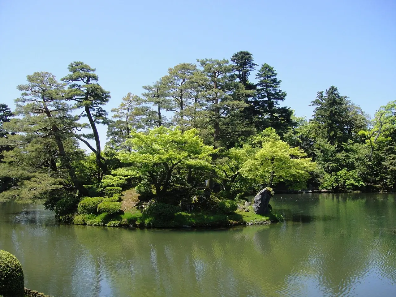 El histórico jardín Kenrokuen en Kanazawa cubierto de nieve, una escena de belleza invernal japonesa Jardín Kenrokuen en invierno con nieve