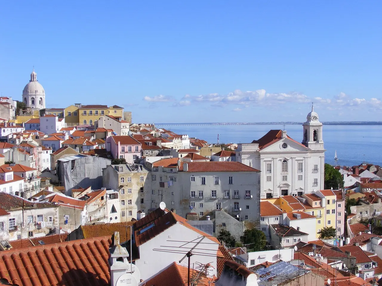Mirador en Lisboa con azulejos y vista al río