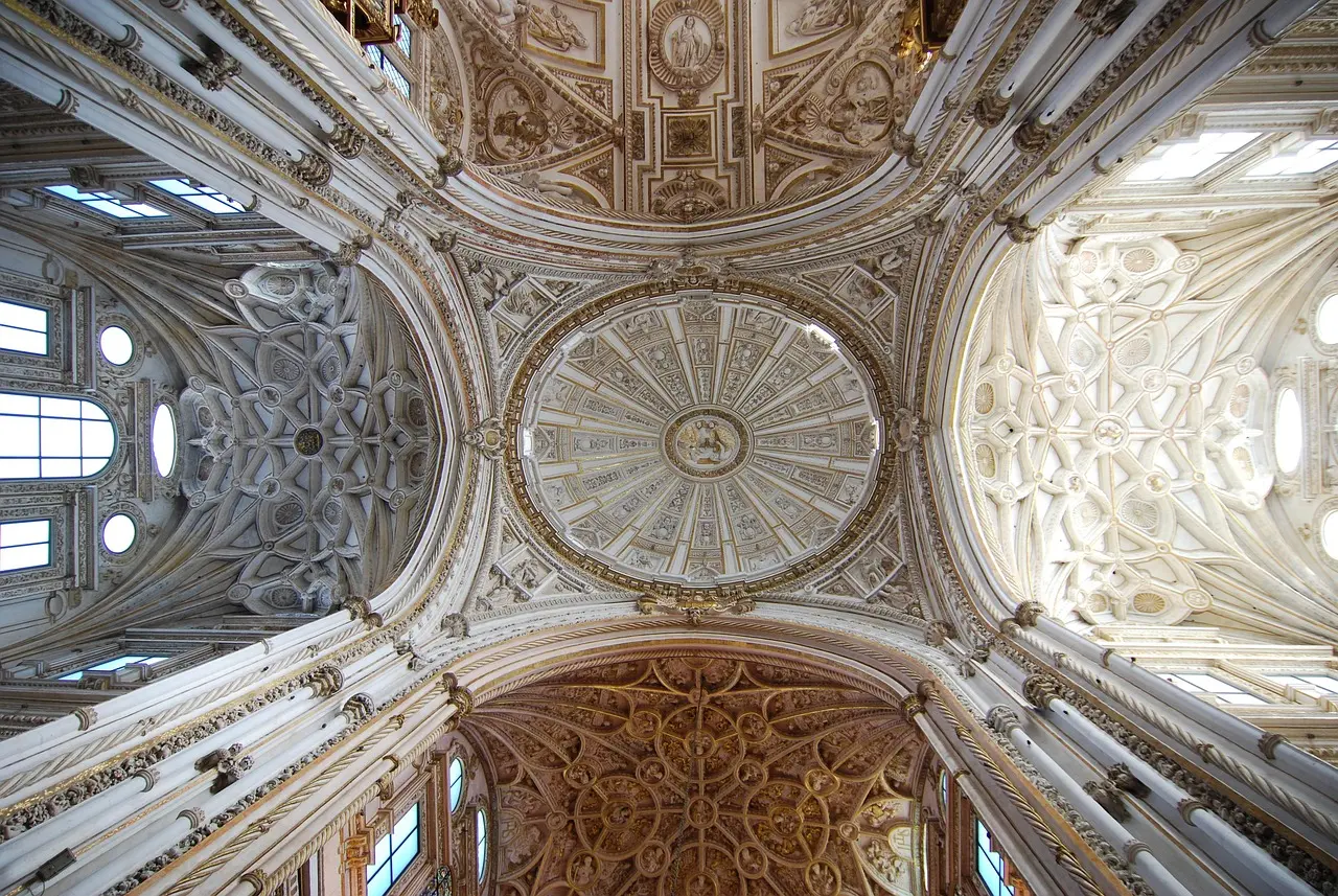 Detalles arquitectónicos de los famosos arcos bicolores en la Mezquita-Catedral de Córdoba, Andalucía Arcos rojos y blancos en la Mezquita de Córdoba