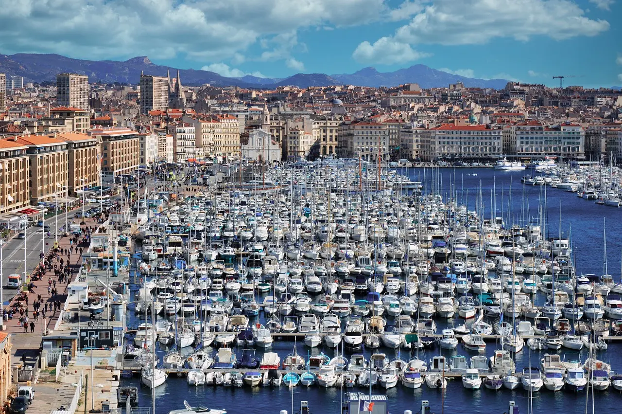El animado Vieux Port de Marsella con yates y cafés al atardecer Vista panorámica del puerto viejo de Marsella