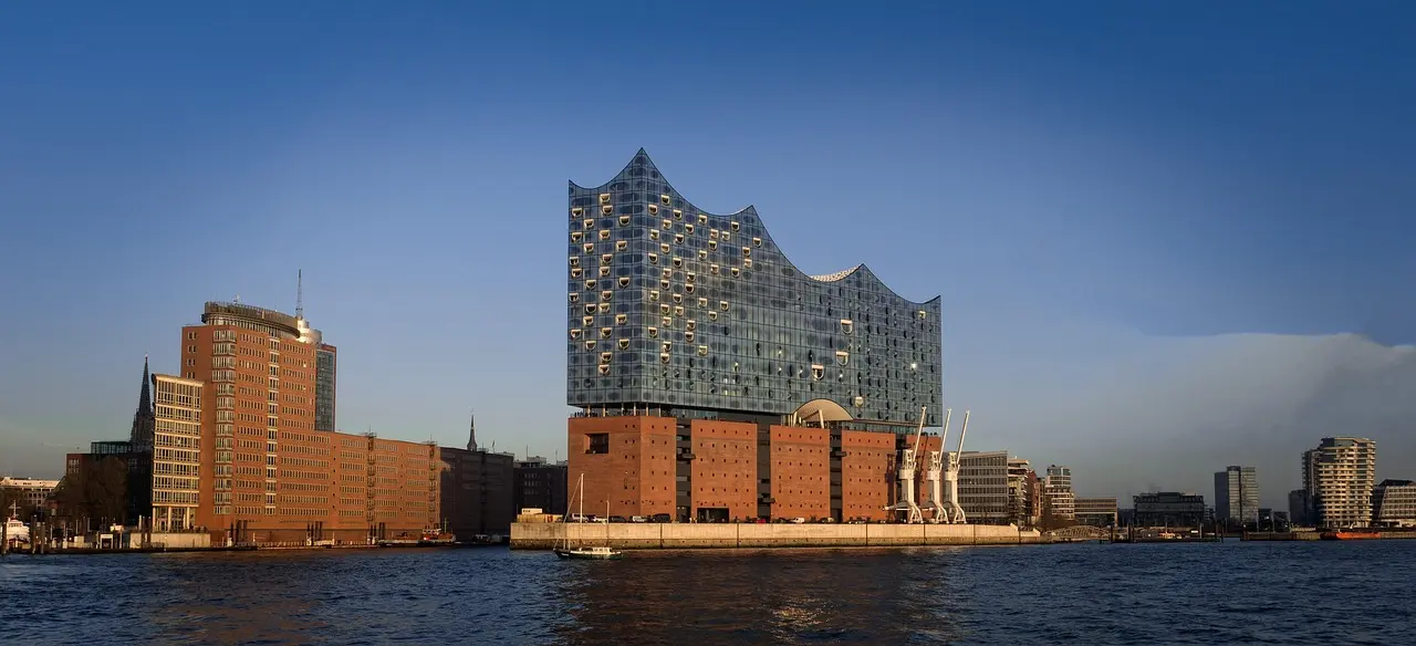 El icónico edificio Elbphilharmonie en el puerto de Hamburgo al atardecer Elbphilharmonie de Hamburgo reflejado en el agua al atardecer