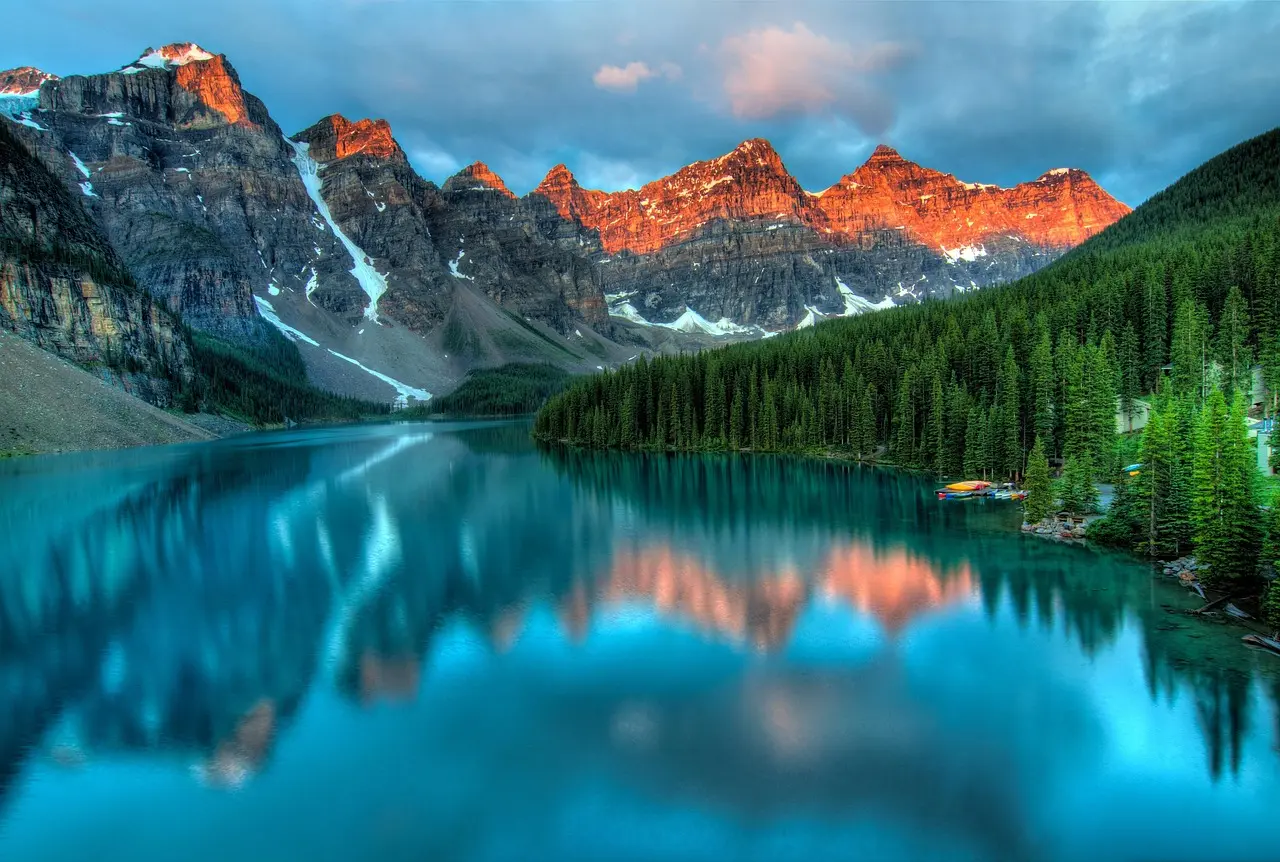 Lago Louise con montañas nevadas al fondo