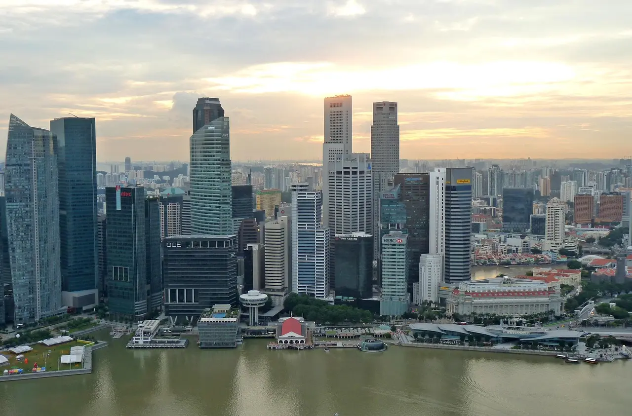 Marina Bay Sands con su icónica piscina en la azotea y vista al horizonte de Singapur Vista aérea del complejo Marina Bay Sands al atardecer