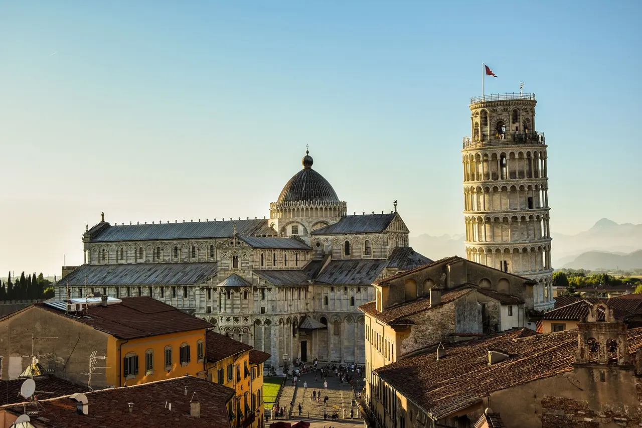 La mundialmente famosa Torre Inclinada de Pisa, un monumento histórico que no puedes dejar de visitar entre los lugares que ver en Italia. Torre inclinada de Pisa con cielo azul