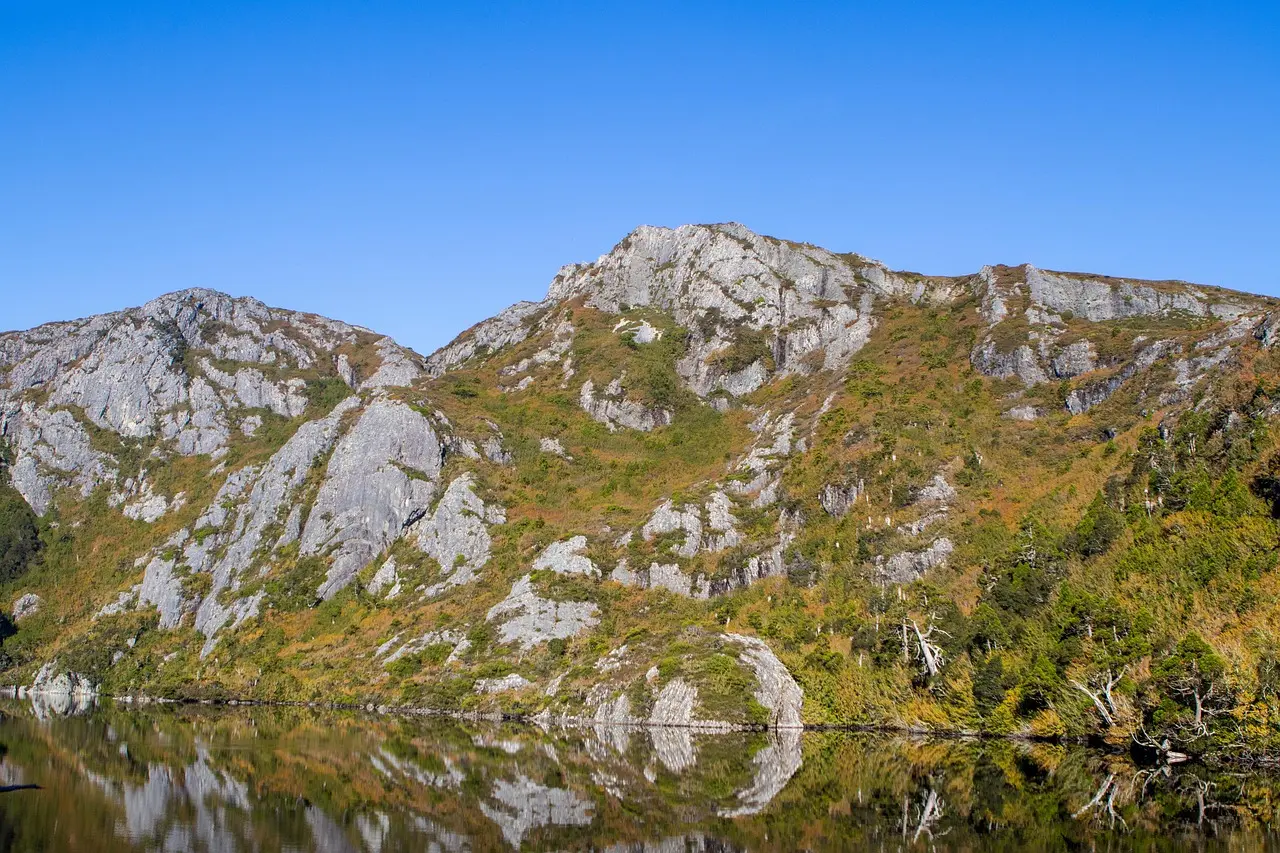 Montaña Cradle reflejada en el lago Dove, Parque Nacional de Tasmania Montaña Cradle reflejada en un lago glacial