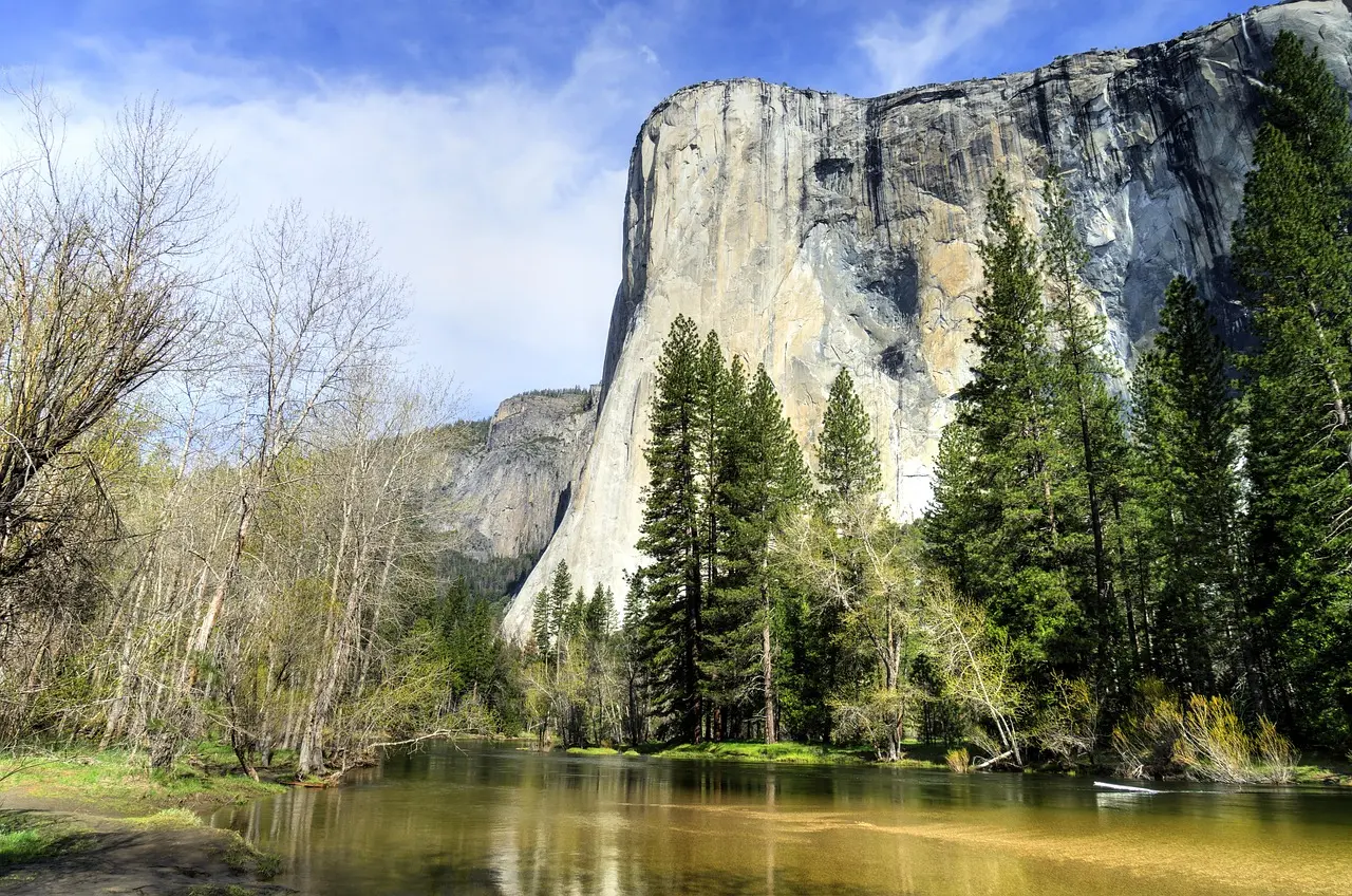 Pared rocosa de El Capitán en Yosemite al atardecer