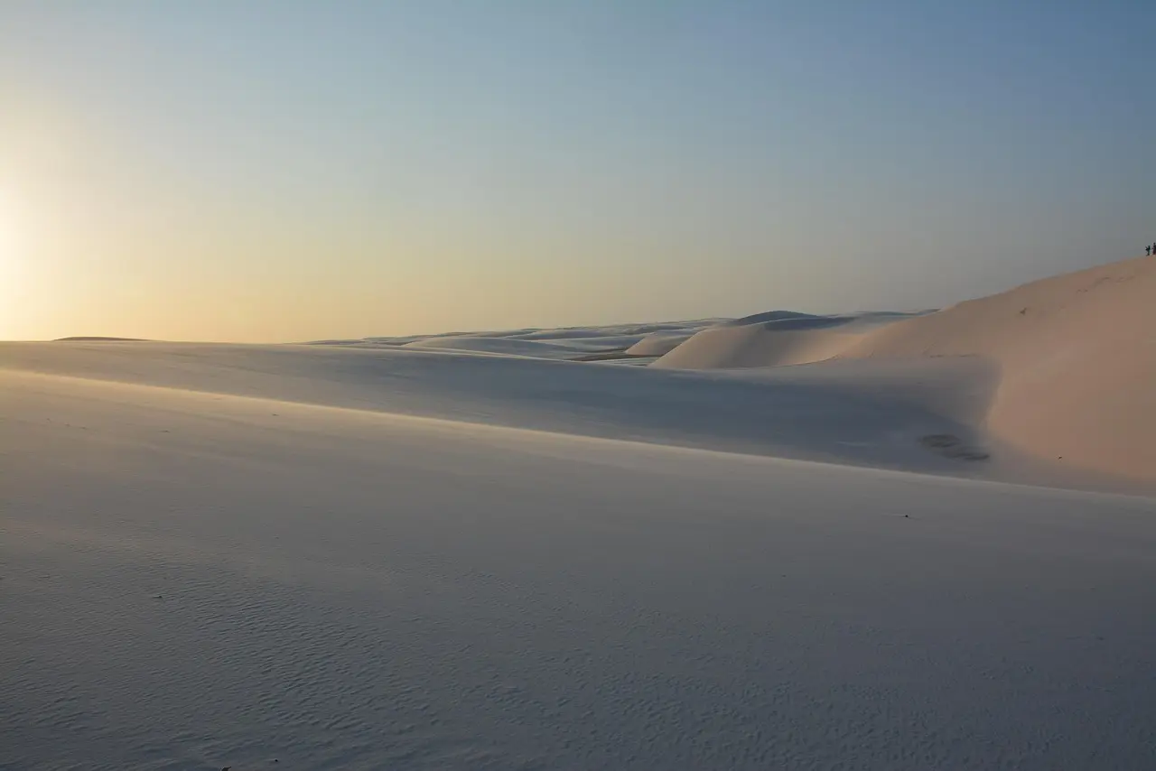 El paisaje onírico de los Lençóis Maranhenses, con dunas de arena blanca y lagunas azules formadas por las lluvias Dunas blancas con lagunas azules en Lençóis Maranhenses