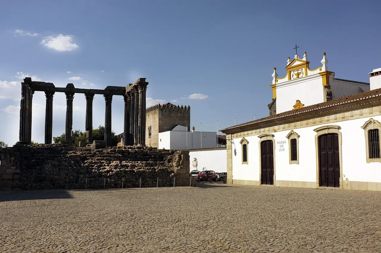 Ruinas del Templo Romano en Évora, símbolo de la herencia clásica en Portugal Templo romano en Évora bajo cielo azul