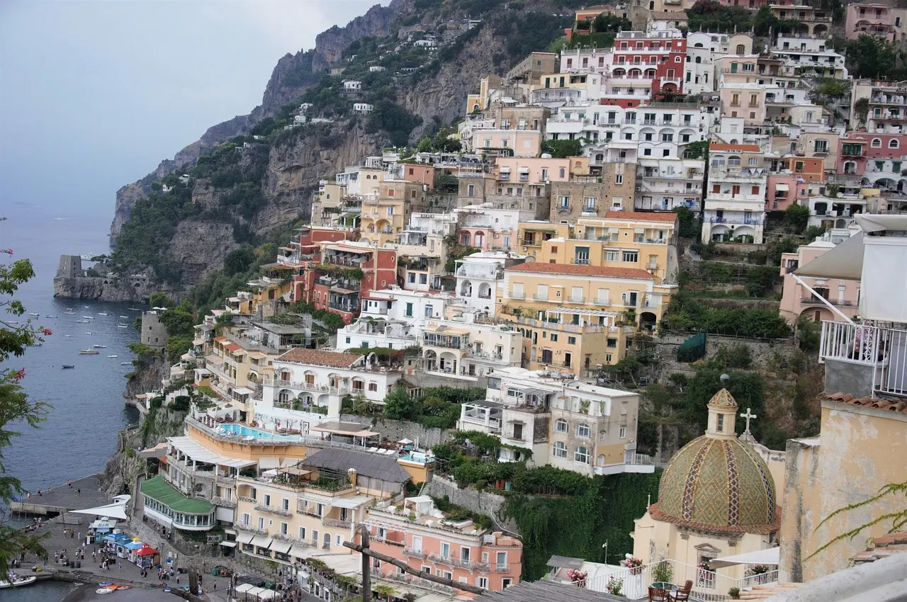 Las casas multicolores de Positano aferradas al acantilado, un icono visual de la Costa Amalfitana y un destino imperdible que ver en Italia. Casas coloridas en acantilado de Positano