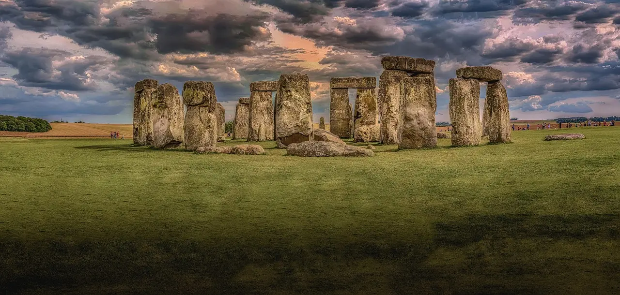 Stonehenge en una mañana soleada, mostrando su imponente estructura prehistórica en el campo inglés Círculo de piedras de Stonehenge bajo un cielo azul claro