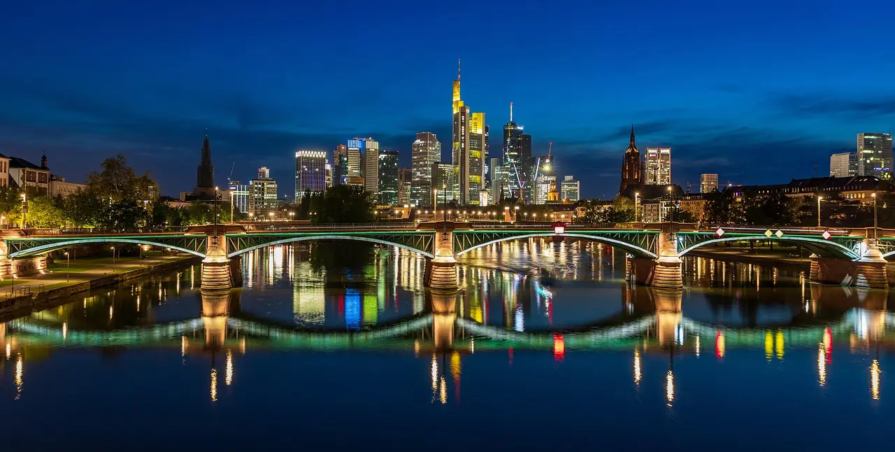 Horizonte moderno de Frankfurt con el río Meno y edificios emblemáticos Rascacielos de Frankfurt con el río Meno al fondo