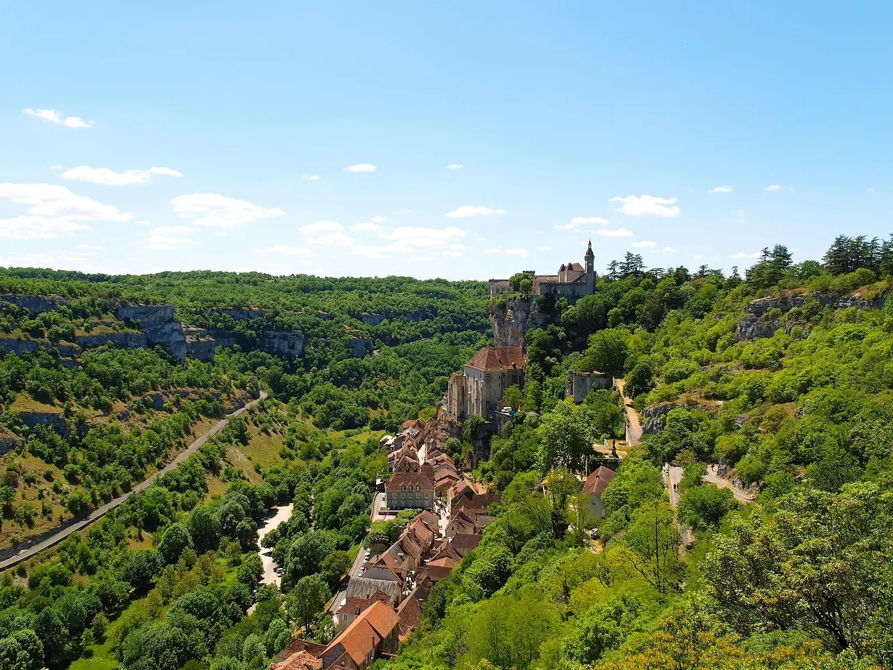 El pueblo colgante de Rocamadour en la región de Dordoña, Francia Pueblo medieval de Rocamadour en acantilado