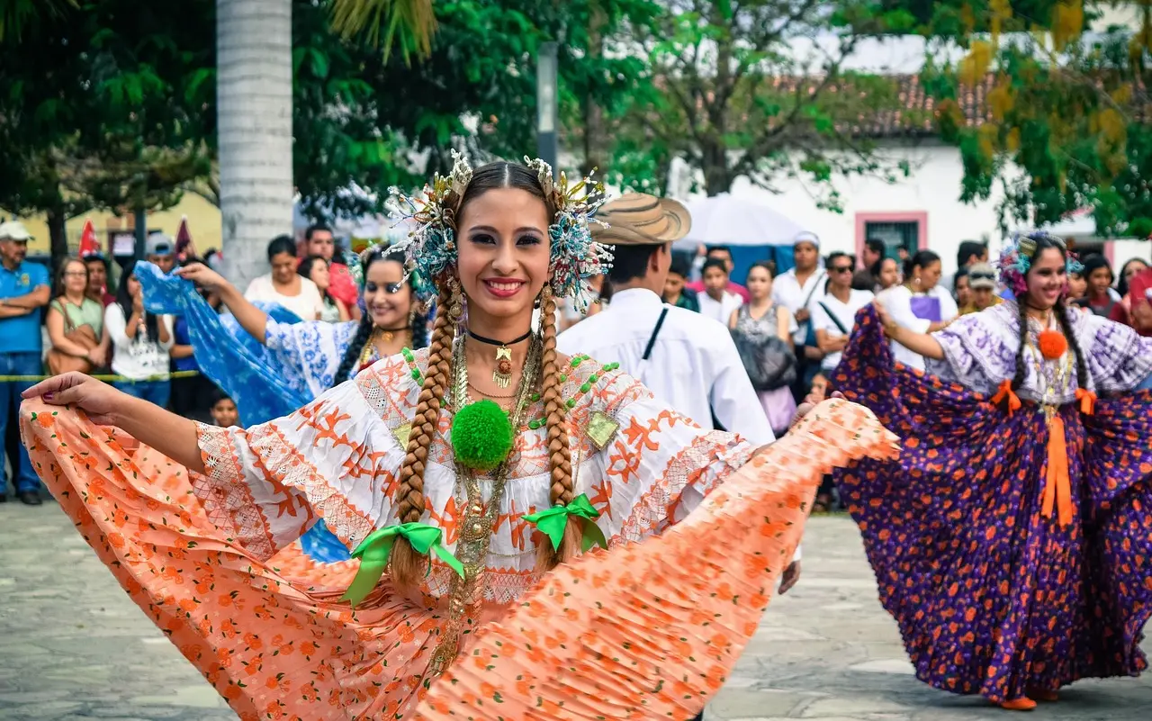 Grupo de personas bailando en trajes tradicionales durante un festival