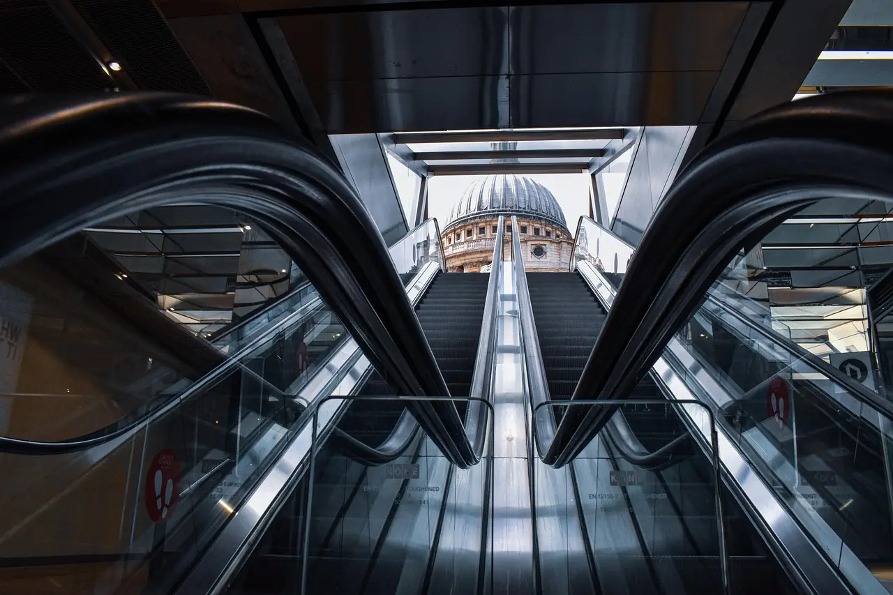 La impresionante Catedral Metropolitana de Brasilia, diseñada por Oscar Niemeyer, con su distintiva forma hiperbólica Catedral Metropolitana de Brasilia con sus estructuras hiperbólicas
