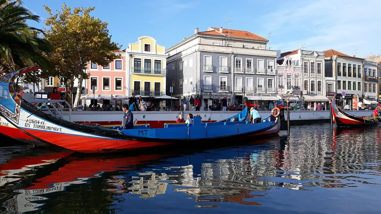Moliceiro tradicional navegando por los canales de Aveiro, la 'Venecia portuguesa' Barca moliceiro colorida navegando por los canales de Aveiro
