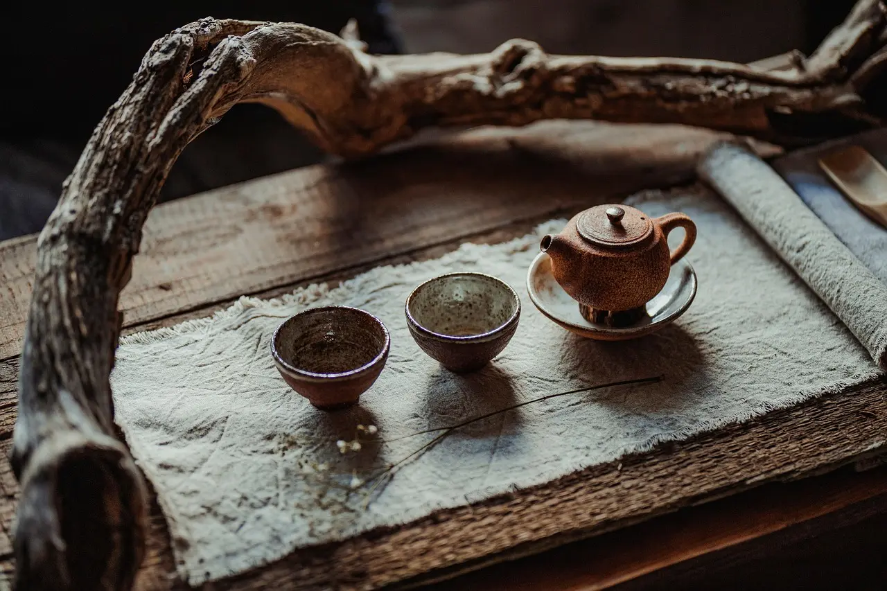 Calle principal del barrio cultural de Insadong en Seúl con tiendas de artesanía y té Calle principal de Insadong con tiendas tradicionales