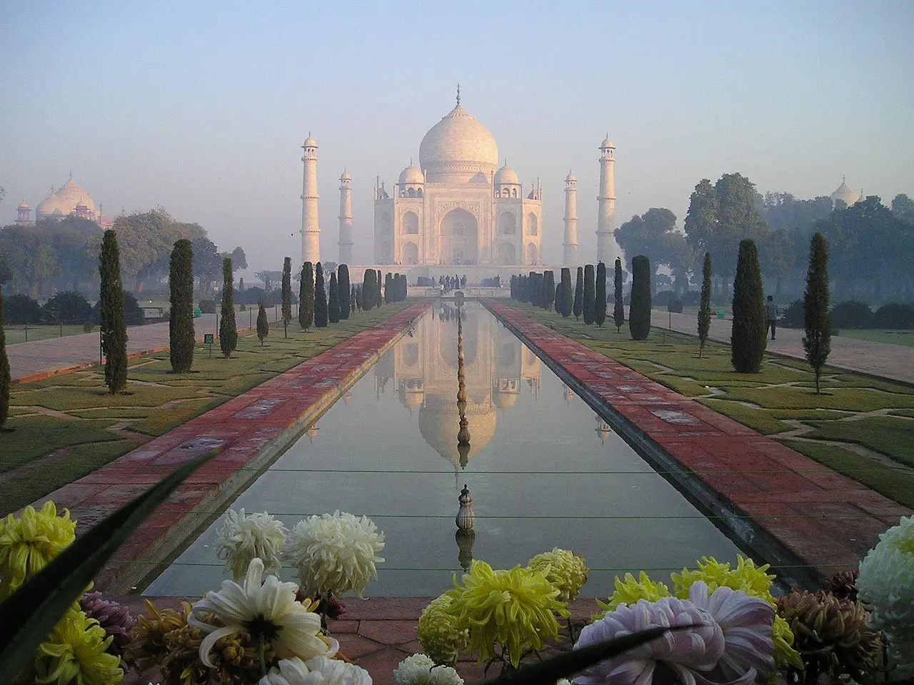 Taj Mahal reflejado en estanque al amanecer