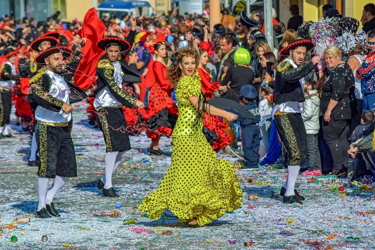 Desfile de Carnaval en Río con bailarines en trajes brillantes