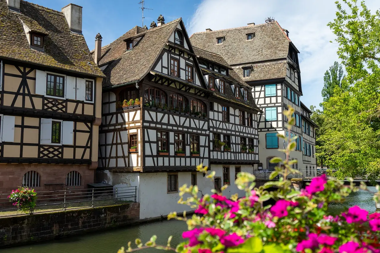 Barrio histórico de Petite France en Estrasburgo con canales y casas tradicionales Casas medievales en el barrio Petite France, Estrasburgo