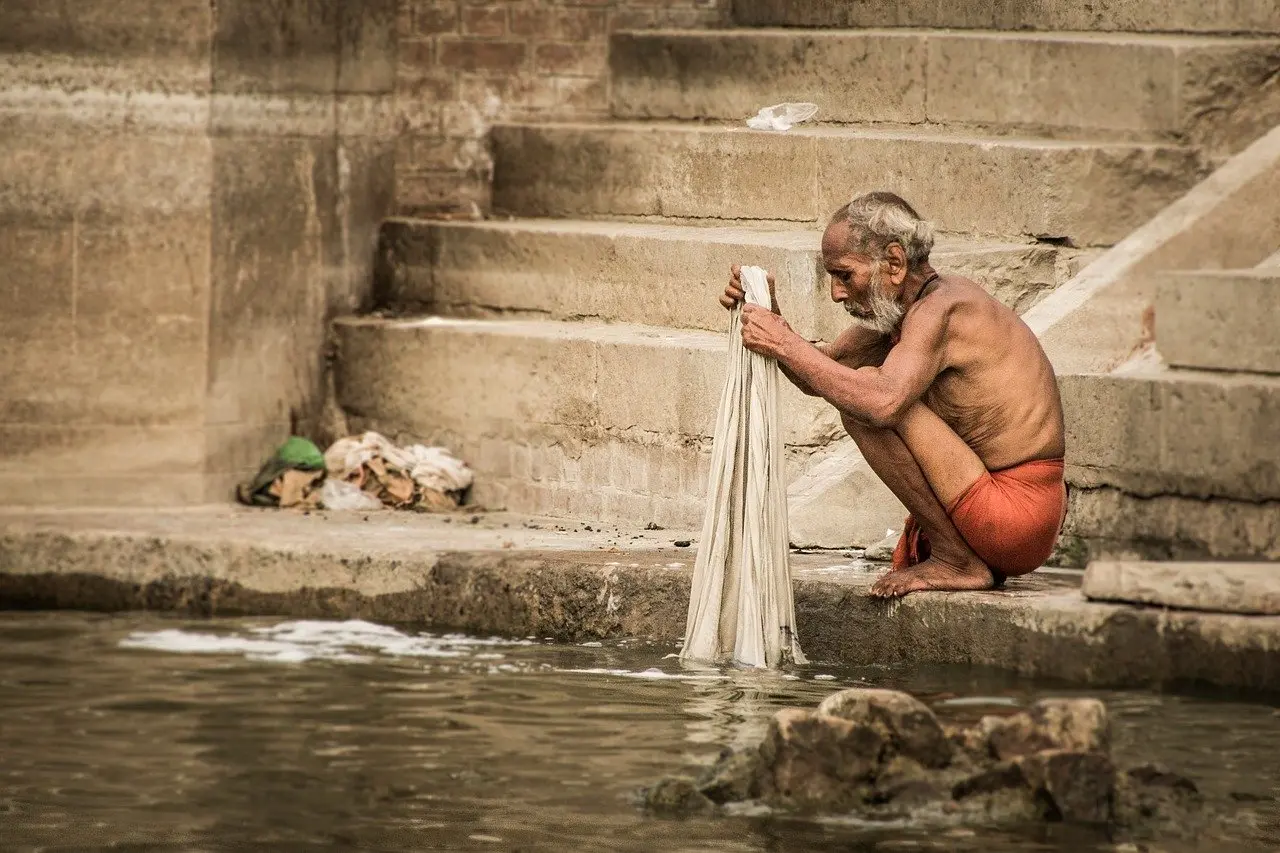 Ceremonia aarti al atardecer en los ghats del río Ganges en Varanasi